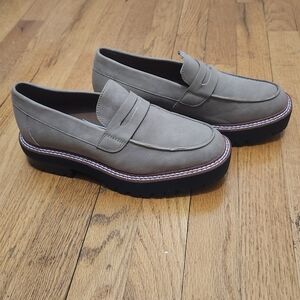 Pre-Owned Yellow Box Women’s Loafers Size 8M Taupe Suede Slip-On Comfort Lug Sol